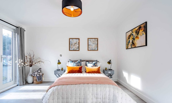 Chilworth Apartment | New 1 bed interior designed apartment, 55 mins to London