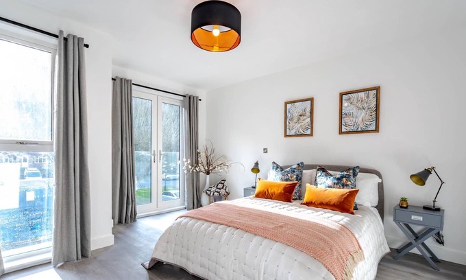 Chilworth Apartment | New 1 bed interior designed apartment, 55 mins to London