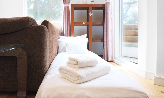Peninsula Apartment | New 1 Bedroom 1 Bath Flat Next to Greenwich Park & O2 Arena to Host Max 5 Guests