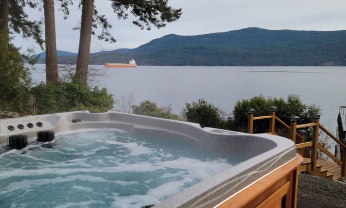 Cowichan Bay Apartment | New 1 Bedroom Apt with Oceanview Hot Tub
