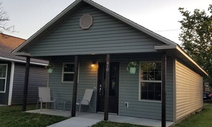 Galena Cottage | New 1 bedroom cottage right off Route 66.