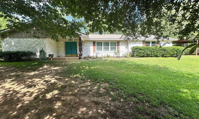 Nacogdoches House | New! 11 miles to SFA on 5 acres 4 bedroom 2 bath house with a covered back porch