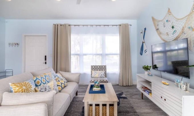 Bowe Gardens House | NEW 12 Mins to Beach- 3br Cozy POOL home!