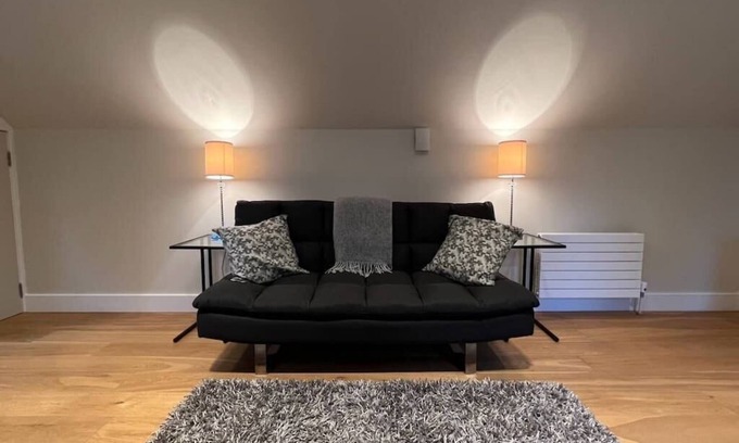 Auchengray Condo | NEW 1BD Contemporary Flat Upper Dunblane