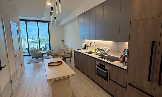 North Beach Apartment | New 1Bed 2bath 20th floor amazing views