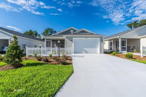 Okahumpka House | New 2-2 Patio Villa with Golf Cart