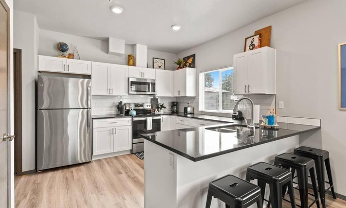 South Perry District Apartment | New 2 Bed 2 Bath Near Perry District and DT