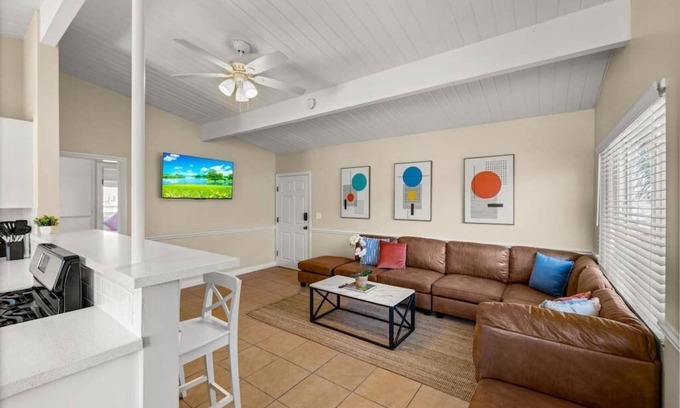 West Beach Apartment | New 2 Bed Apartment Close to Downtown and Beach!