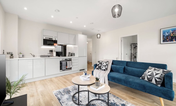 Seven Kings Apartment | New 2-Bedroom Apartment with Iconic London Views