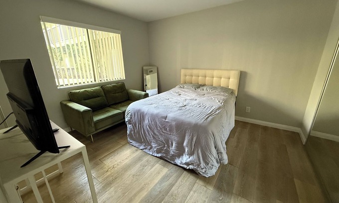 Burbank Apartment | New 2-bedroom apartment in charming Burbank Empire Center with WiFi, AC