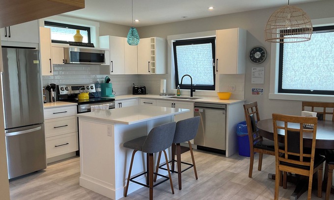 Okanagan-Similkameen House | New 2 bedroom carriage house, a block from the Okanogan lake, close to downtown.