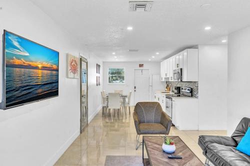 Royal Poinciana House | New 2 Bedroom Close To Hollywood Beach And Casino