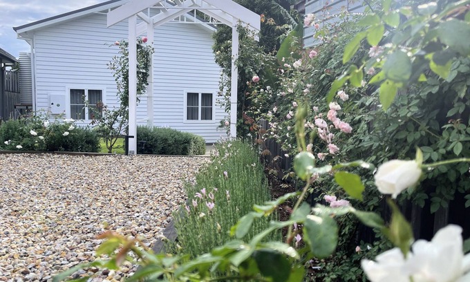 Coffs Harbour Cottage | New 2 Bedroom Hamptons style Cottage, close to beaches, cafes and city centre.