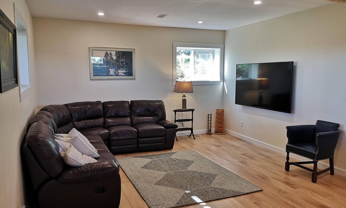 Cardston House | New 2-bedroom Suite. A short drive to Waterton Park.