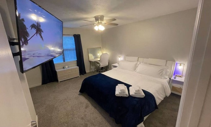 Commerce Apartment | NEW! 2 King Beds, 86" RokuTV, LED Headrests & Grill