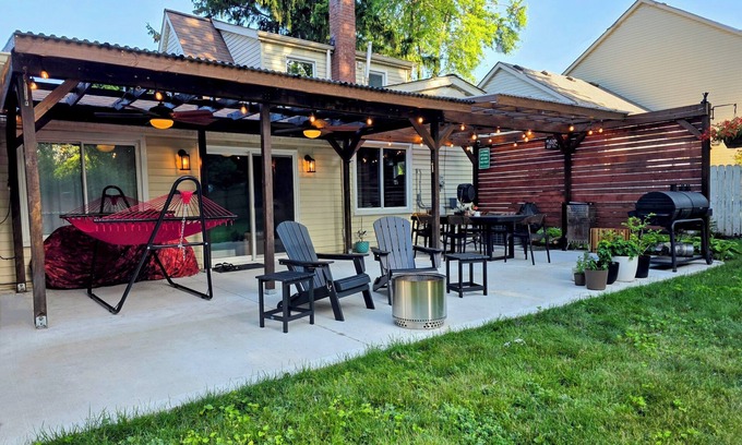 Troy House | NEW! 2 Showers Pergola Sound System Hammock Firepit BBQ