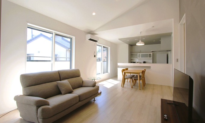Chuo House | [New 2-story home] - 2 min to station, shops, parking, easy Disneyland access!n