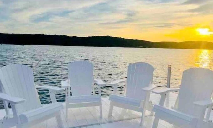 Petoskey House | 🏖New 20% Discount-Walloon Lakefront TinyHomes-BoatDock-FirePit-Kayaks-Dogs🏖