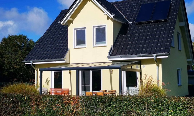 Wiek House | NEW 2018 holiday home exclusively near the beach, sauna, fireplace, free WiFi, garden