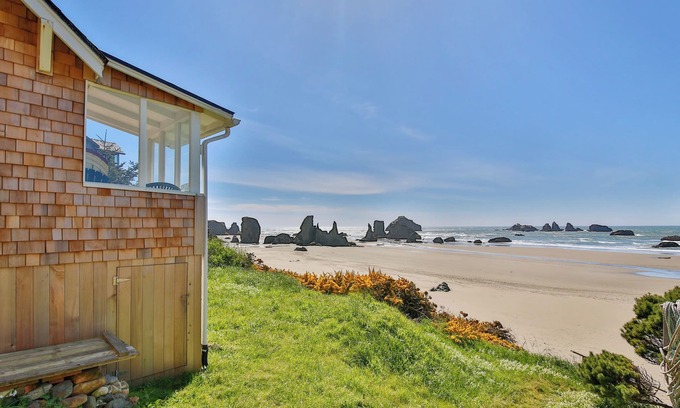 Bandon Cabin | New 2024 Darling 1930s beach cabin-newly remodeled