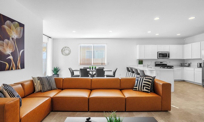 Goodyear House | NEW 2024 HOME 3BR/2BA, 2 CAR GARAGE, LEVEL 2 EV CHARGER, 86" TV, AND KING BED