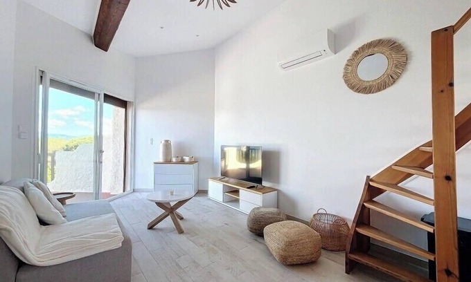 Pietrosella Apartment | New 2025: Haut de villa 2 chambres vue mer climatisé à 300 mètres de la mer