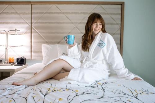 Kill Devil Hills Hotel | New 2025-Ocean Sands Beach Boutique Inn-Sauna and Salt-Mineral Pool -Free Beach Bikes and Famous Beach-Nightly Popcorn-Bathrobes and Sunscreen in all rooms-Ultra Sparkling Certified-Free Laundry-4 Grand Presidential Black Beds in all rooms