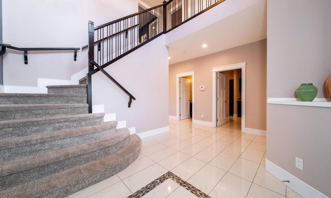 Northwest Edmonton House | |NEW| 2500 SQFT Luxurious home|Sleeps 8|King Bed
