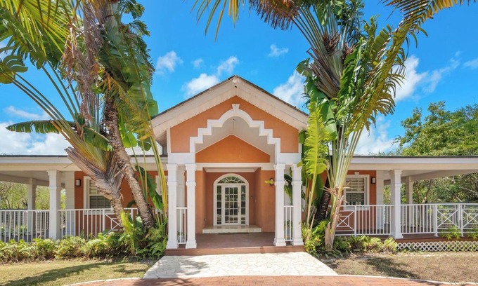 George Town Villa | NEW 3 BDR villa near Jolly Hall beach and Turtle beach in Welcoming George Town