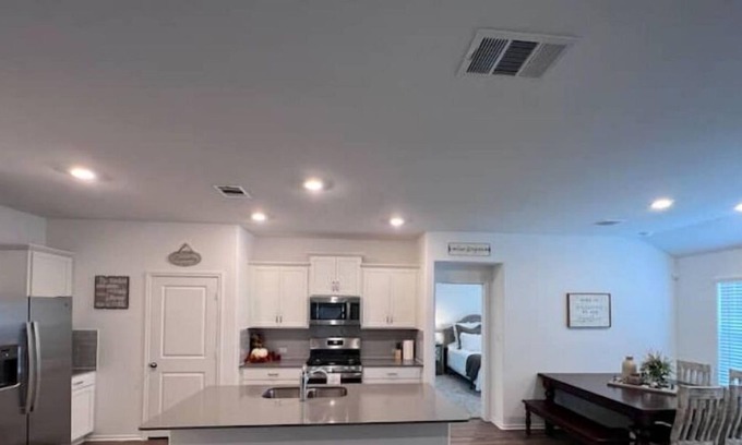 Bastrop House | New 3 Bed 2 Bath Pet Friendly, 4 min to food/shop