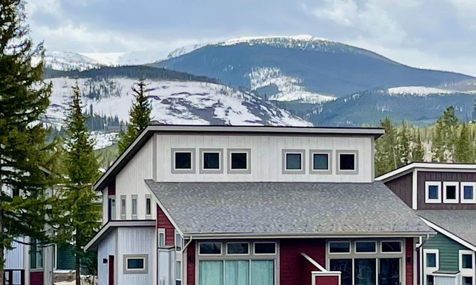 Rendezvous House | NEW! 3 bed/2 bath w/Private Hot Tub, Walk to Town