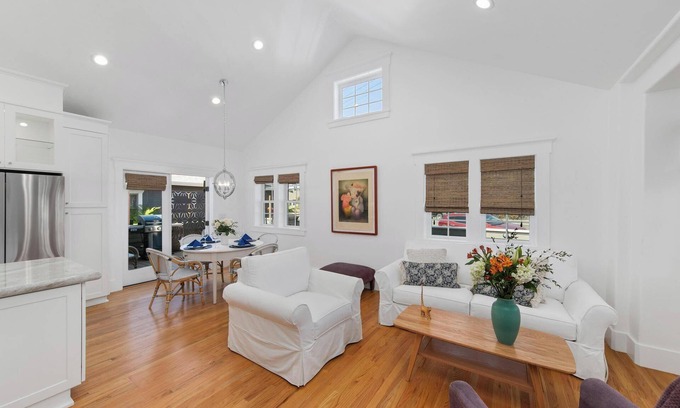 University Heights House | New, 3 Bed, 2 Bath, Walk to Bars, Food, Shops, Luxury Home, Large TV's. Comfy!