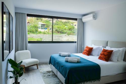Machico Apartment | New 3 Bedroom Luxury Family Apartment - Airco, King Size Beds, Fully equipped kitchen, Balcony, Washingmachine, 2 bathrooms, Free parking, Fast Internet, 142m2