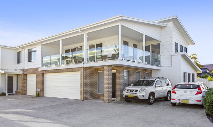 Lake Illawarra Apartment | New 3 bedroom Townhouse - 6 Adults & 2 children, a few mins walk to Beach & Lake