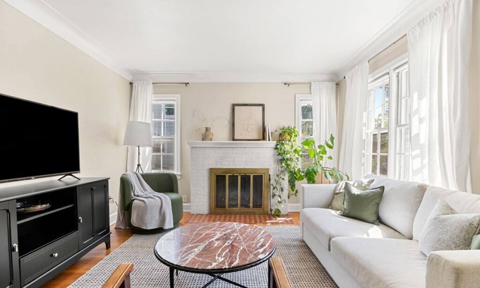 Dicken House | NEW 3 BR, 5 Bed Tudor <1 Mile to The Big House