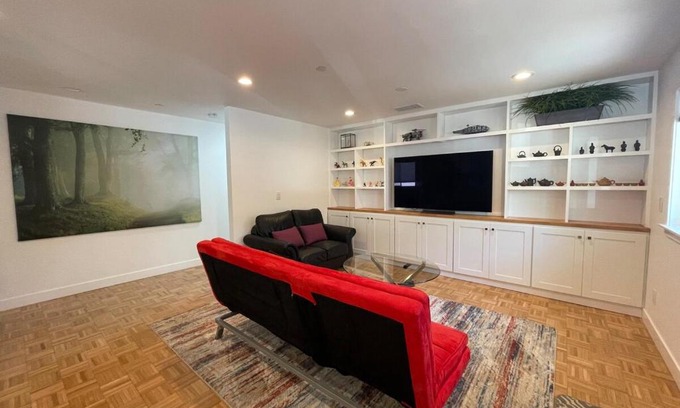 Saranap House | New 3-BR guesthouse with free parking on prem