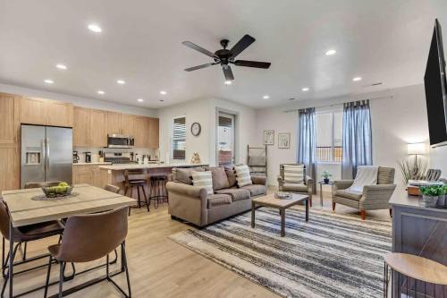 Santa Clara House | New 3 BR Townhouse - Heated Pool Sunset Patio Walk to Parks
