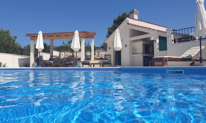 Maslinica Apartment | New 3 Star Apartment in Maslinica, Croatia