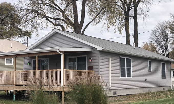 Oak Harbor House | New! 30 seconds from couch to shore, covered front porch w/sunset water views.