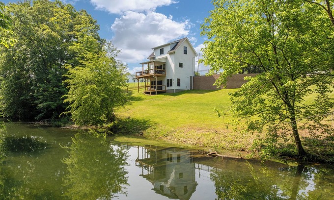 Bluff City House | New 3b/3ba waterfront construction on the South Holston River 1 mile from town.