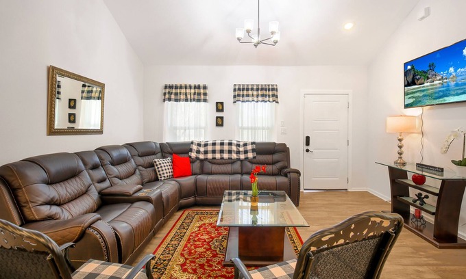 Harlandale House | NEW! 3BD 2BA Family & Pet-Friendly W/D Large Rooms