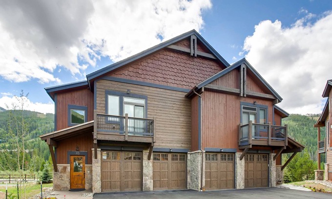 River Run House | New 3Bdr Luxury Home/Sleeps 10 w fireplace & mountain views by RedAwning