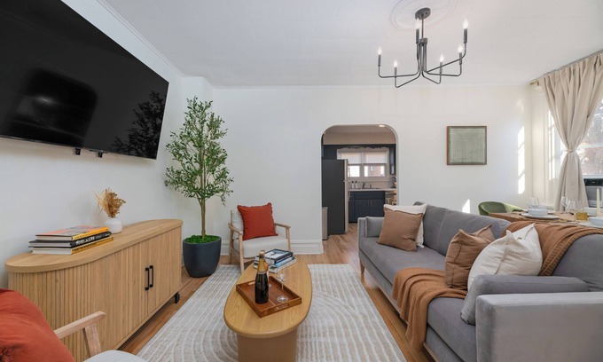 The Heights House | New! 3Bedroom GEM Just 15 minutes to NYC with WiFi, AC, Prime Location