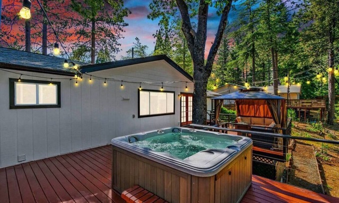 Glencoe Cabin | NEW: 3BR, private HotTub, FireTable, BBQ, AC, Dogs OK, WIFI