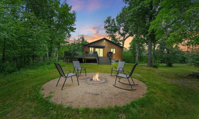 Athelstane House | New! 3BR Sleeps 10! Firepit!