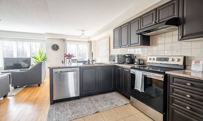 Thorold Apartment | New 3BR Townhouse, Minutes to Niagara Falls and Brock University by GLOBALSTAY