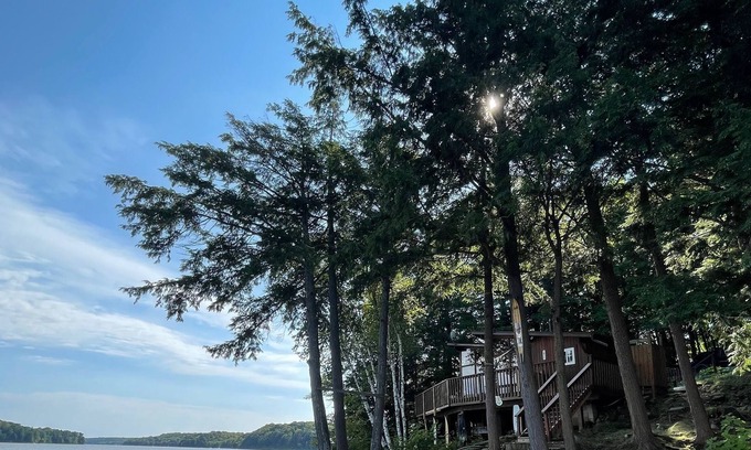 Windermere Cottage | **NEW** 4 Bed 1 Bath - Lake Front Cottage in Muskoka