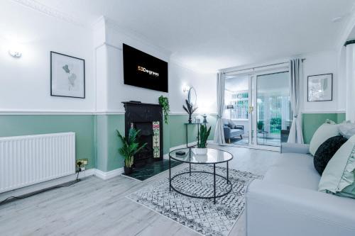 Didsbury House | NEW! 4-Bed Home in Manchester by 53 Degrees Property, Ideal for Business & Long Term Contractor Stays, Sleeps 10!