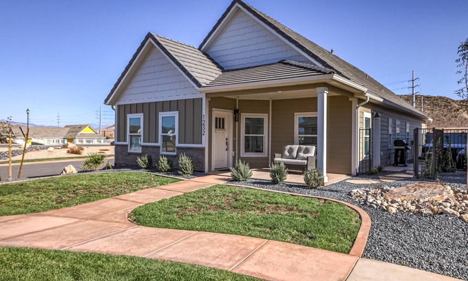 St. George House | New | 4 Bed | lazy river | pool | minigolf | BI