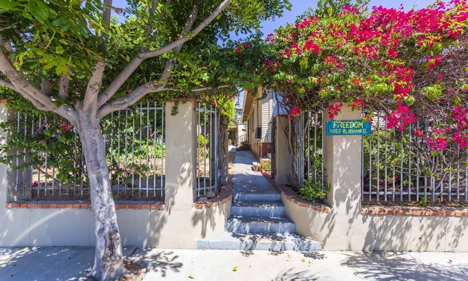 North Park Apartment | NEW 4055.5 retro, bright, private 1 bedroom, happening Northpark.